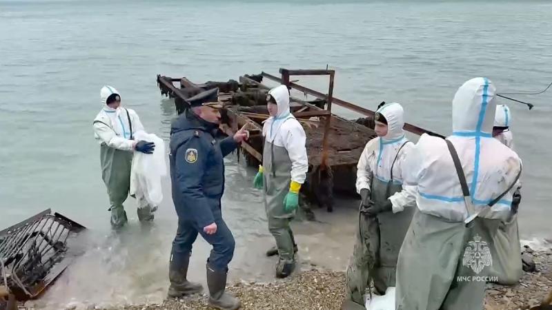 Egy orosz munkacsoport érkezett Krasznodar térségébe, hogy kezelje a Kercsi-szorosban tapasztalható olajszivárgást, amely a tankhajókból szivárog, és egyre nagyobb területen terjed.