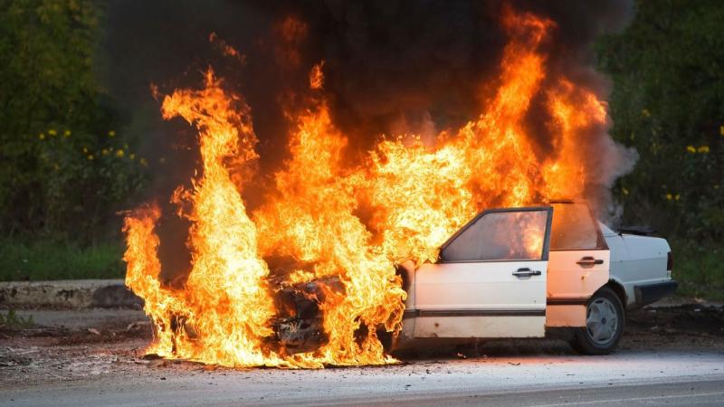 Szabolcsban lángra kapott egy dízelüzemű autó, a tűzoltók azonnal megkezdték a beavatkozást.