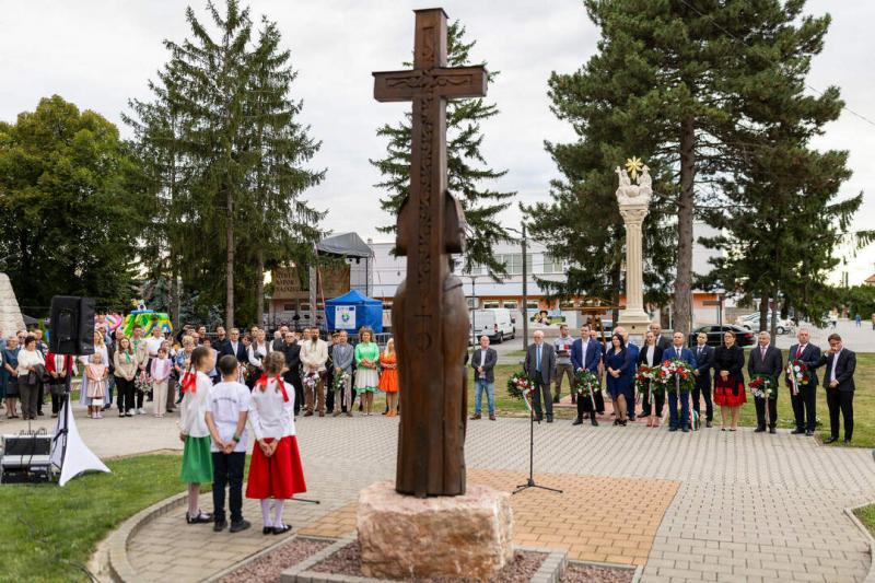 Nádszeg, a hit sziklaszilárd bástyája, ahol az alázat és az állhatatosság kezei formálják a mindennapokat. Ez a hely nem csupán a jelen, hanem az időtálló értékek őrzője is, amely generációkon átívelő hagyományokat ápol, és a közösség szívében él. Itt min