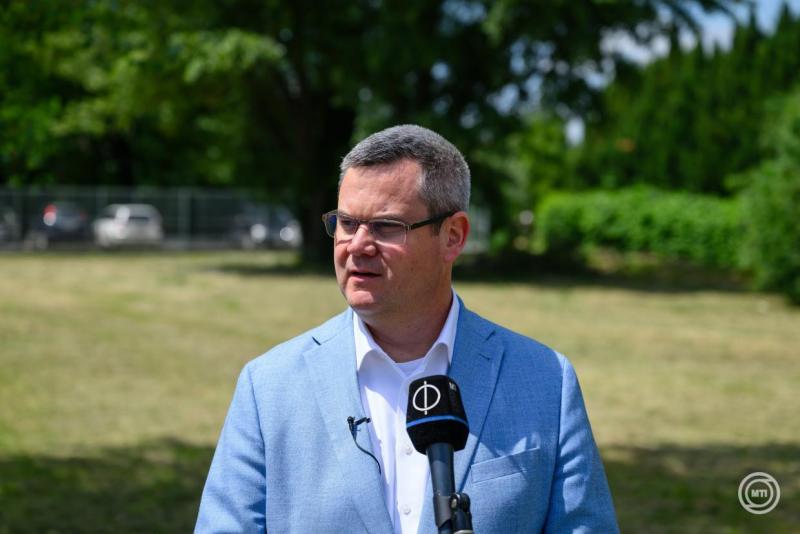 Takács Péter bejelentette, hogy több mint egymilliárd forintot fordítanak a siófoki orvos- és nővérszálló felújítására. A projekt célja, hogy modernizálják a létesítményt, és így kényelmesebb és funkcionálisabb környezetet biztosítsanak az egészségügyi do