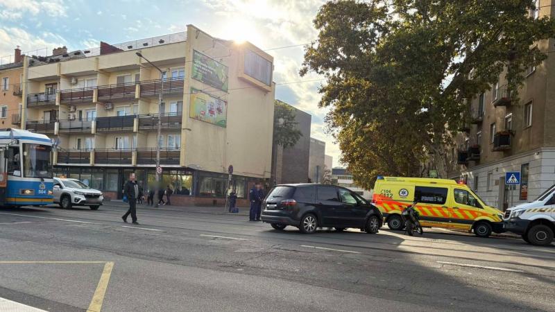 Debrecen utcáiban folyamatosan egymásba fonódnak a balesetek, ami a villamosok közlekedését is hátráltatja - nézd meg a fotókat!