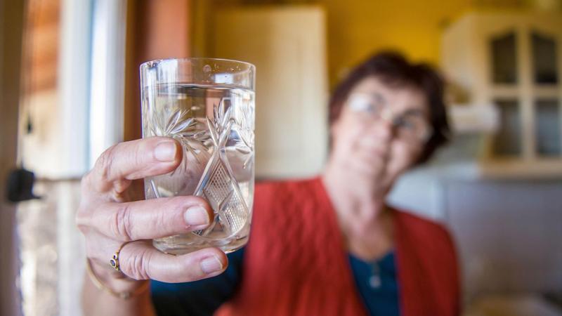 A sárgás-barnás, kellemetlen szagú víz helyett hamarosan kristálytiszta víz csordogálhat a poharakba ezen a két nyírségi településen.