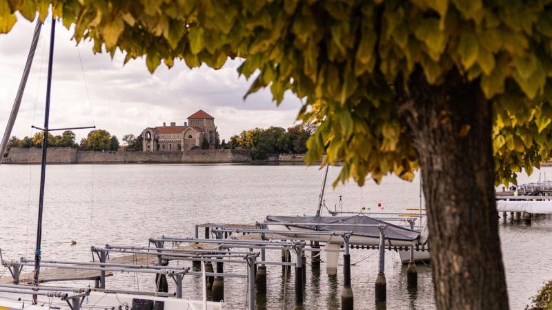 Persze, itt van öt érdekesség a tatai Öreg-tóról, amelyek talán meglepnek!
1. **Történelmi gyökerek**: Az Öreg-tó területe már a római korban is lakott volt, sőt, a középkorban a Tatai vár körüli vizes árkok is hozzájárultak a táj szépségéhez. A tó kiala