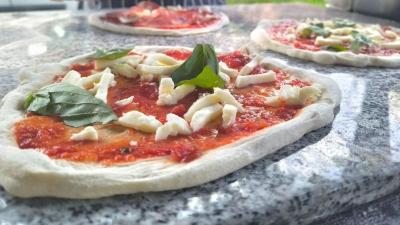 Fedezd fel az olaszos ízek varázsát kemence nélkül: a videón bemutatjuk a házi pizza elkészítésének titkait!