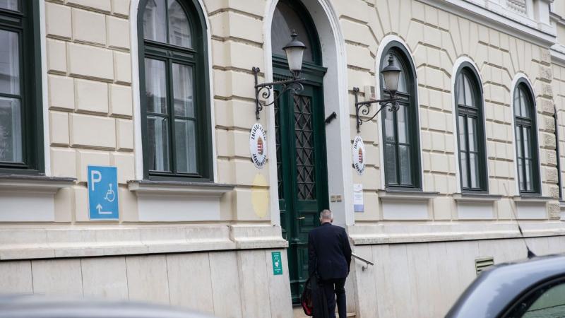 30 milliós csalás Keszthelyen: apa és fia a történet középpontjában

Keszthelyen egy felháborító ügy borzolja a kedélyeket, amely során egy 30 millió forintos csalás lepleződött le. A különös eset főszereplői egy apa és a fia, akik a gyanú szerint jól meg