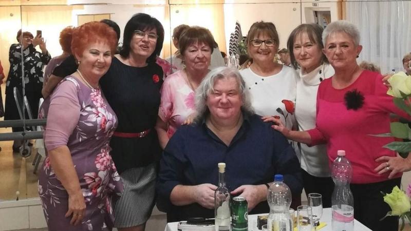 A hölgyek gyönyörű virágcsokrot, míg az urak zamatos söröket kaptak ajándékba.