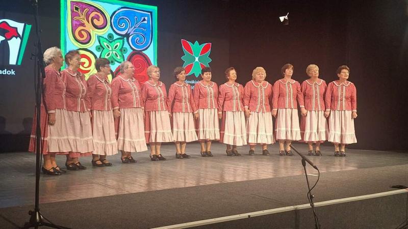 **Bíborpiros Szép Rózsa: Aranysávos Előadók Tükrében** 

A zene világában a tehetség és a szenvedély találkozása mindig is különleges pillanatokat teremtett. Most egy különleges eseményre hívjuk fel a figyelmet: több mint 30 előadó büszkélkedhet arany, il