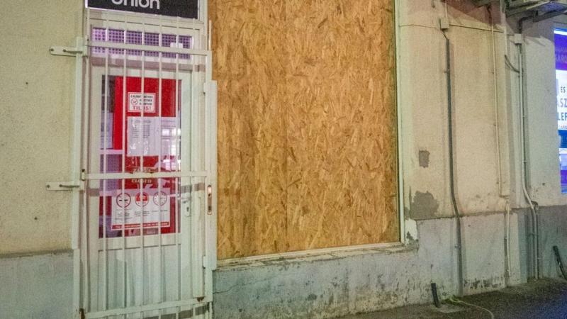 Egy pénzváltó automata robbanása rázta meg a város szívét, meglepve a járókelőket és felforgatva a szokásos napi forgatagot. A hirtelen történések sokkolták az embereket, akik értetlenül néztek a füstölgő gépre, amely korábban csak a pénz gyors átváltásán