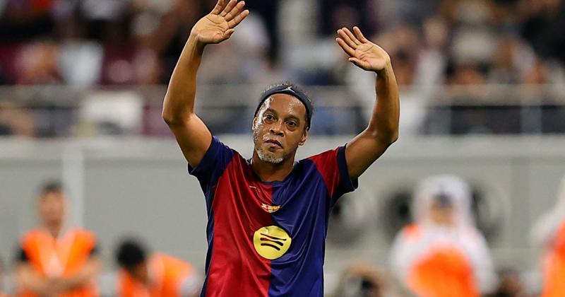 Pereg az idő, és egy varázslatos pillanatra emlékezünk: Ronaldinho 44 évesen is képes volt lenyűgözni a világot, amikor elbűvölő szabadrúgásgólt lőtt az El Clásicón. A videón látható teljesítménye újra életre kelti azokat a felejthetetlen pillanatokat, am