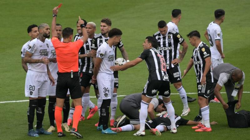 A Bota elképesztő teljesítménnyel hódította el a Libertadores-kupát, még a brutális fejrúgás és az emberhátrány ellenére is. Az izgalmas mérkőzés során a csapat nemcsak a nehézségeket küzdötte le, hanem bizonyította, hogy a kitartás és az elszántság mindi