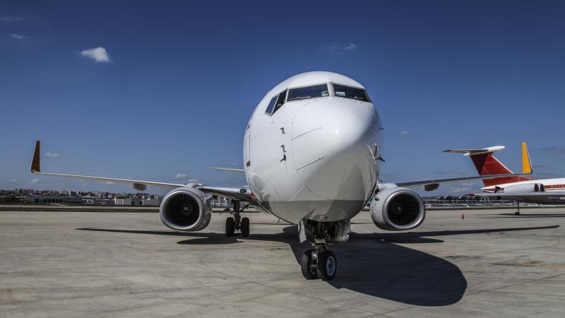 A Boeing 737-800-as repülőgép túllépte a kifutópálya végét, és 15 méterre a hullámzó tengerparttól állt meg, ahol a víz csillogó kékje találkozik az ég határvonalaival.