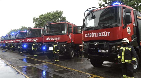 Karácsony első napján a tűzoltók 48 különféle tűzesethez kaptak riasztást, ami nemcsak a hagyományos ünnepi hangulatot, hanem a bátorságot és elszántságot is próbára tette.