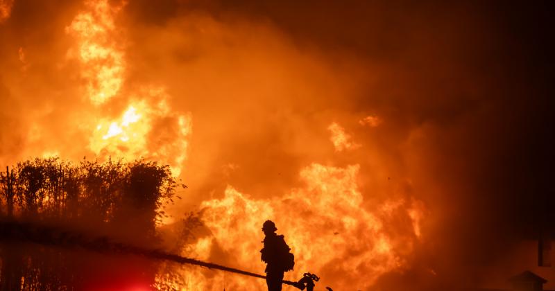 Videóra rögzítették a Los Angeles-i pusztítás során kialakult tűztornádót.