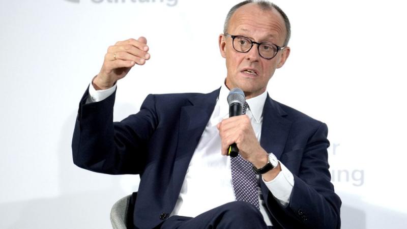 Friedrich Merz, a német jobboldali ellenzék vezetője, szigorúbb migrációs politikát ígér, amely új irányvonalat képvisel a migrációs kérdések kezelésében.