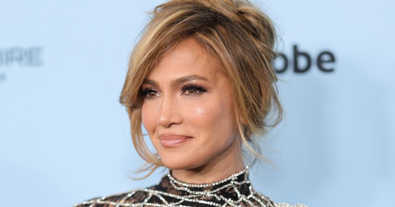 Jennifer Lopez egy lenyűgöző, átlátszó csipkeruhában lépett a filmfesztivál vörös szőnyegére, és ezzel azonnal magára vonzotta a figyelmet. Dögös megjelenésével mindenki szívét rabul ejtette, és a rendezvény fénypontjává vált.