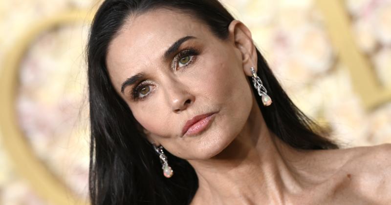 Demi Moore smink nélküli arca és plasztikai beavatkozásai előtti megjelenése olyan, mintha egy teljesen más személyt látnánk. Az idő múlása és a szépségipar hatásai lenyűgöző átalakulásokat hoztak, amelyek révén a híresség új dimenziókat nyert.