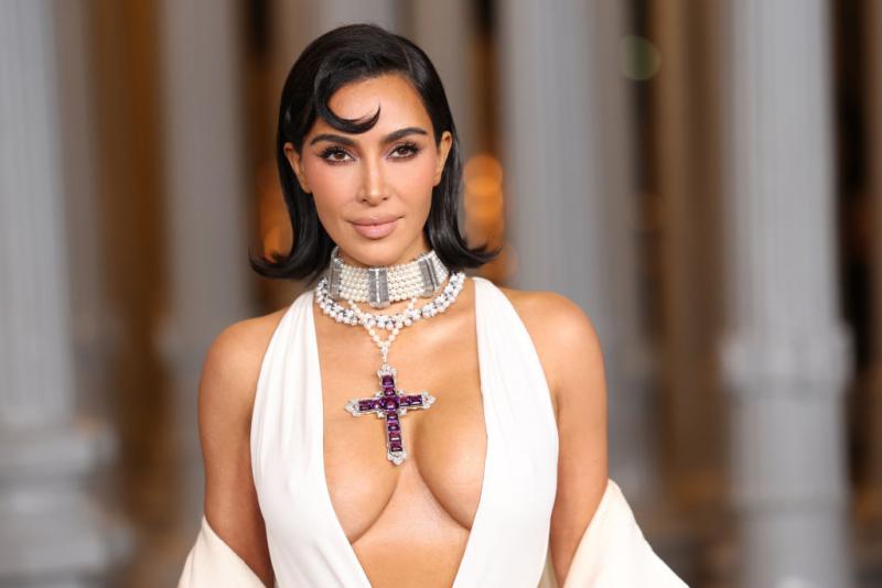 Kim Kardashian roncsolt haja, paróka nélkül, meglepte a közönséget.