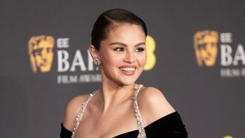 Selena Gomez és Pamela Anderson különleges fényükkel varázsolták el a BAFTA vörös szőnyegét: felfedezd a rendezvény legpompásabb ruhakölteményeit! - Életmód