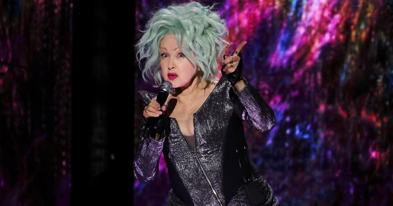 Cyndi Lauper egy fergeteges budapesti koncertjén a közönség előtt váratlanul a padlóból bukkant fel, így teremtve meg a varázslatos és felejthetetlen hangulatot.