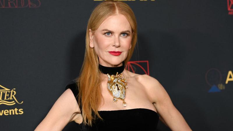 Nicole Kidman fülei körüli furcsa események sokkolták a rajongókat. A színésznő megjelenése a legutóbbi nyilvános eseményen felkeltette a figyelmet, és a közönség találgatni kezdett a változásokról. Az interneten gyorsan terjedtek a spekulációk és a talál