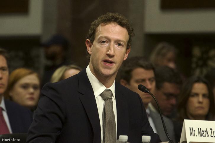 Nem számítottunk arra, hogy Mark Zuckerberg egy csillogó, testhezálló overálban lép a kamerák elé, és énekel! Az ilyen meglepetések mindig feldobják a napunkat.