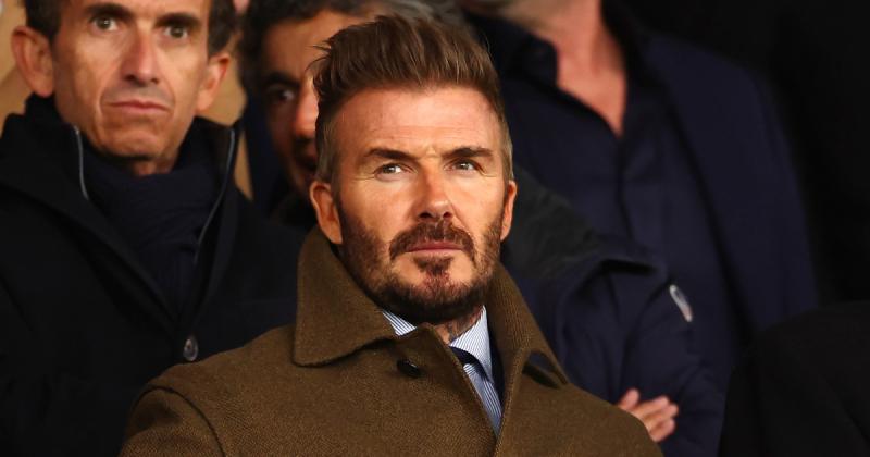 Elképesztő pillanat: David Beckham arca mintha egy citromba harapott volna, miközben a Liverpool győztes gólját ünnepli.