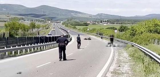 A 21-es főúton tragikus baleset történt, amikor egy motoros a szalagkorlátnak ütközött, és sajnos életét vesztette.