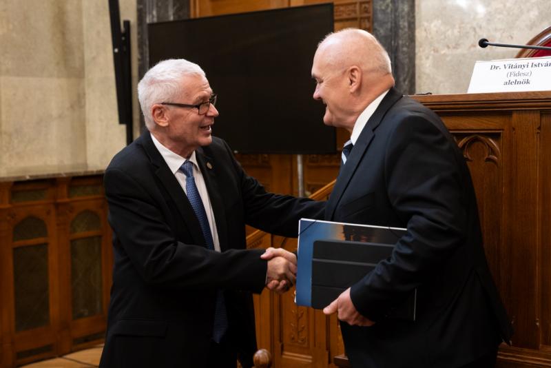 Polt Pétert és Hende Csabát választották alkotmánybíróvá.