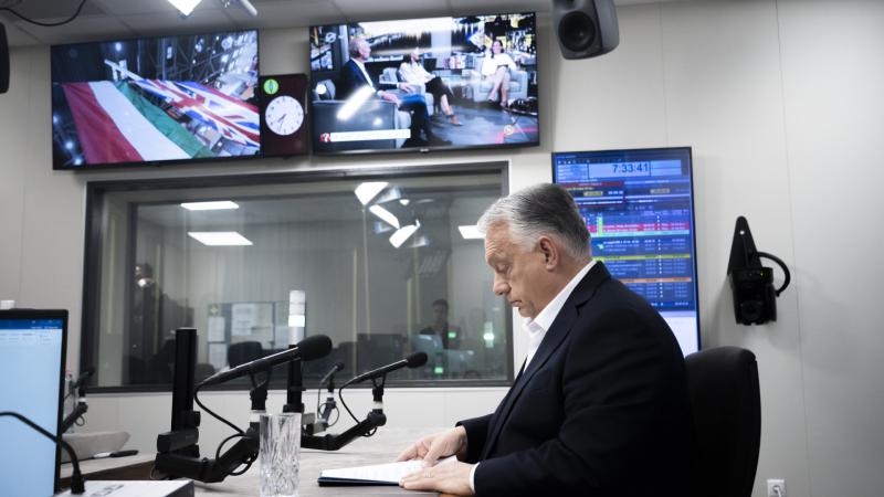 Orbán Viktor élő közvetítés keretein belül osztja meg gondolatait.