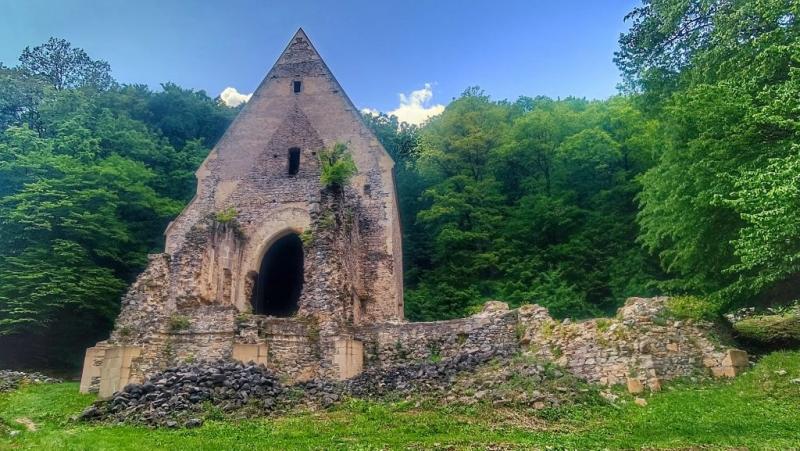 A Szalonnai-hegység rejtett zugában egykoron Pálos remeték éltek, akik a gótikus kolostor falai között keresték a csendet és a lelki megújulást.