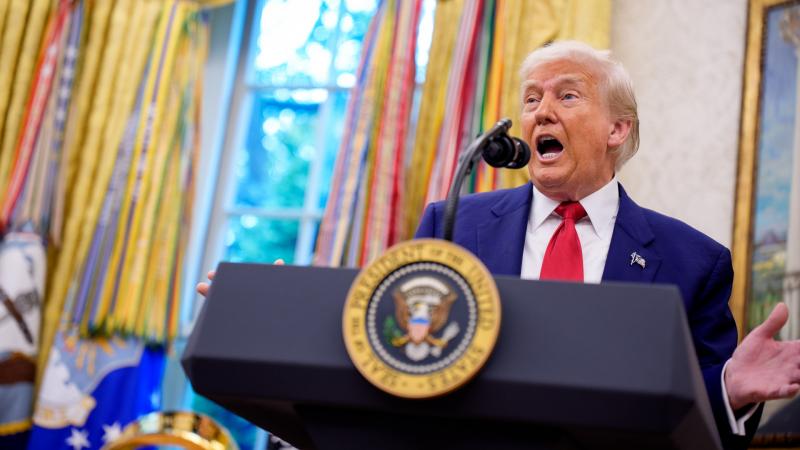 Donald Trump egy olyan súlyos összeesküvésről beszél, amely Amerika történetében mély nyomokat hagyhat. A volt elnök szavai nyomán azonnal nyomozás indult a környezetében lévő emberek ellen, így újabb bonyodalmak elé nézhet a politikai táj.