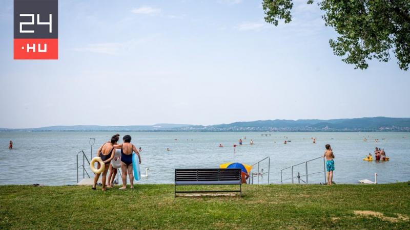 Három bátor strandoló mentette meg a vízben fuldokló férfit Balatonszárszón.