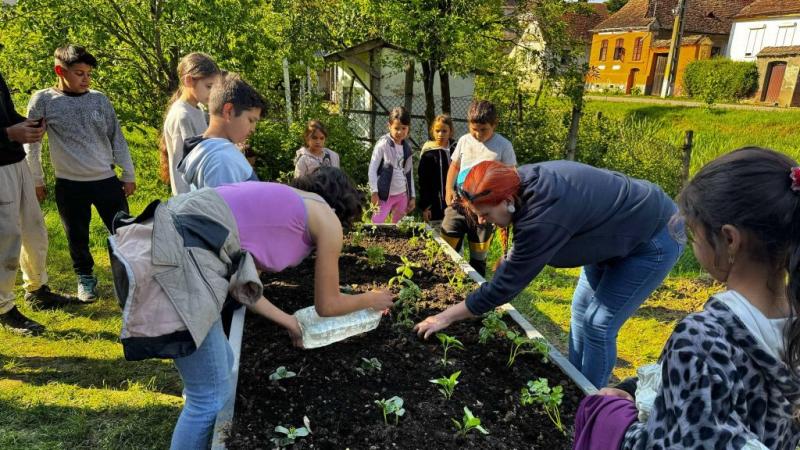 Egyedülálló változást hoz a nehéz sorsú gyermekek életébe az erdélyi óvónő | Színes világ