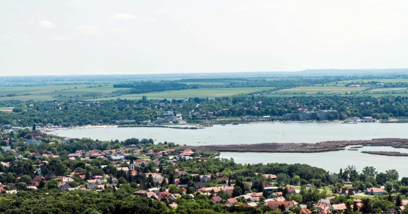 A Velencei-tó egy részén fürdési tilalom lépett életbe.