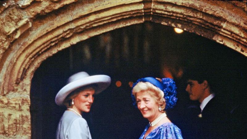 Diana hercegnő életének egyik legmeghatóbb pillanata az esküvője napján történt, amikor az édesanyja hiánya erősen éreztette hatását. A boldogság és a szomorúság keveredett benne, miközben a szertartásra készült, hiszen a legfontosabb női figura az életéb