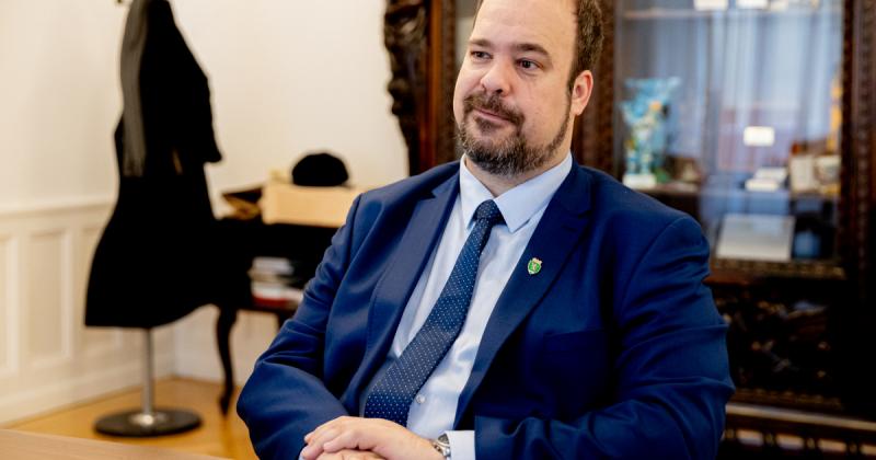 Rózsa András véleménye szerint az a magatartás, amit a zuglói alpolgármester tanúsít, nem más, mint áldozathibáztatás, hiszen a pofozkodás nem megoldás, hanem csak a problémák elbagatellizálása.