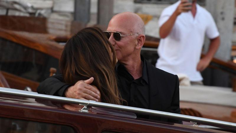Jeff Bezos gazdagsága nem mindenkinek nyerte el a tetszését - így vélekedtek a velenceiek a fényűző esküvőről - Life