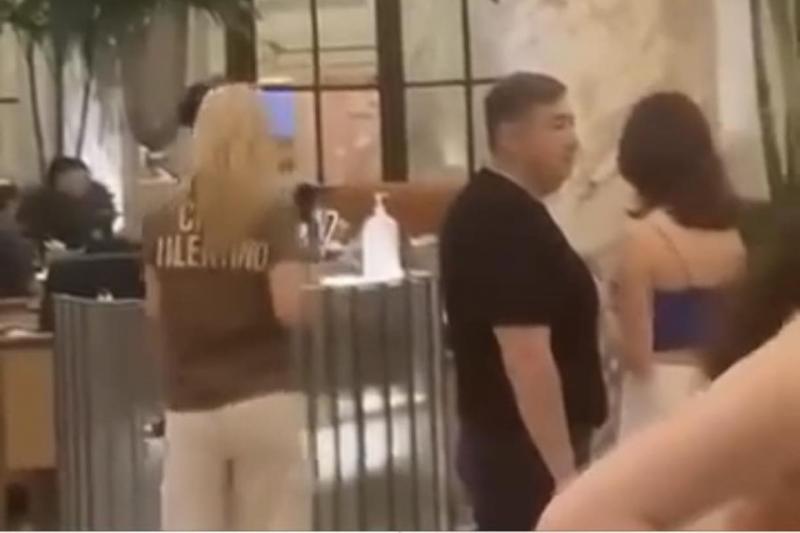 Hadházy véleménye szerint Mészáros Lőrinc és Várkonyi Andrea New Yorkban úgy szálltak meg, mint ahogyan Kevin tette azt a 