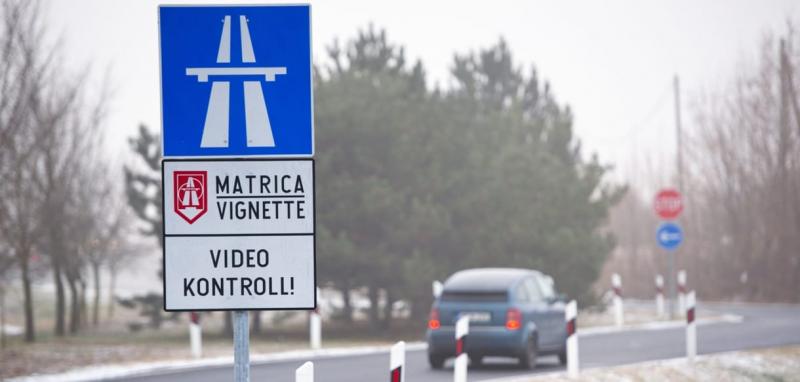 A kormány a tervek szerint a kátyús utak javítására szánja az útdíjbevételeket.