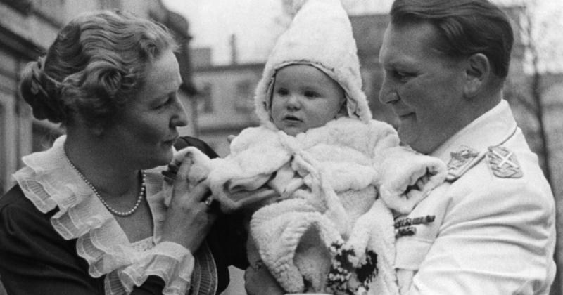 A tömeggyilkos, aki mindennél jobban szerette a családját - Beszélgetés Bettina Göringgal, Hermann Göring unokahúgával

A történelem sötét fejezetei között ritkán találkozunk olyan személyiségekkel, akik a családi kötelékek és a morális felelősség ellentm