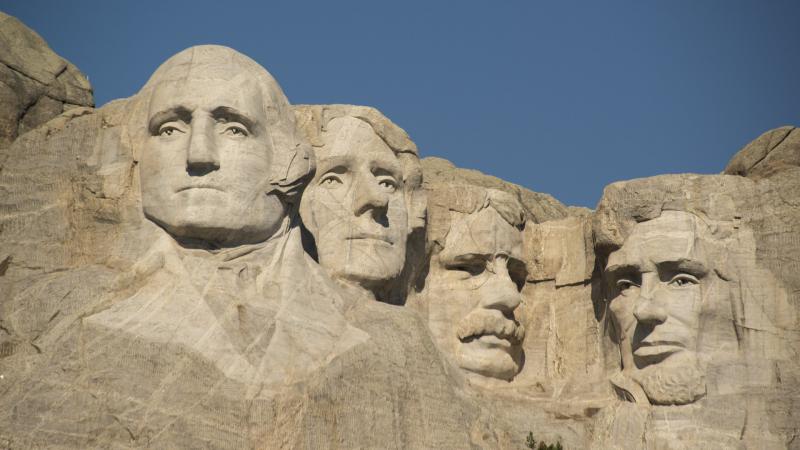 Legendás személyiségek társaságában emelnék a halhatatlanok sorába Donald Trumpot, így az ő arca is örökké ragyoghatna az idő végezetéig.