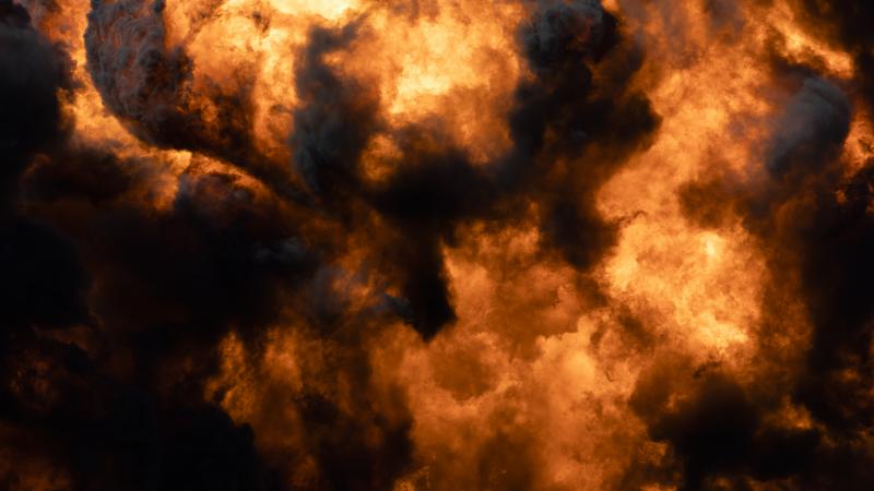 Az ukrán különleges erők akciója során egy siklóbomba-raktár lángokba borult, a helyszínen hatalmas füstfelhők kavarogtak. Az esemény drámai fordulatot hozott a térség biztonsági helyzetében.