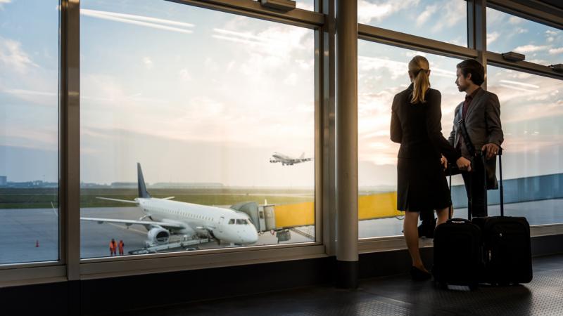 Félelmetes tragédia rázta meg az egyik olasz repülőteret, ahol egy váratlan baleset sokkolta a jelenlévőket. Az esemény során a környék gyanús csendje hirtelen hangos kiáltásokkal és zúgással telt meg. A repülőgép, amely éppen a felszálláshoz készülődött,