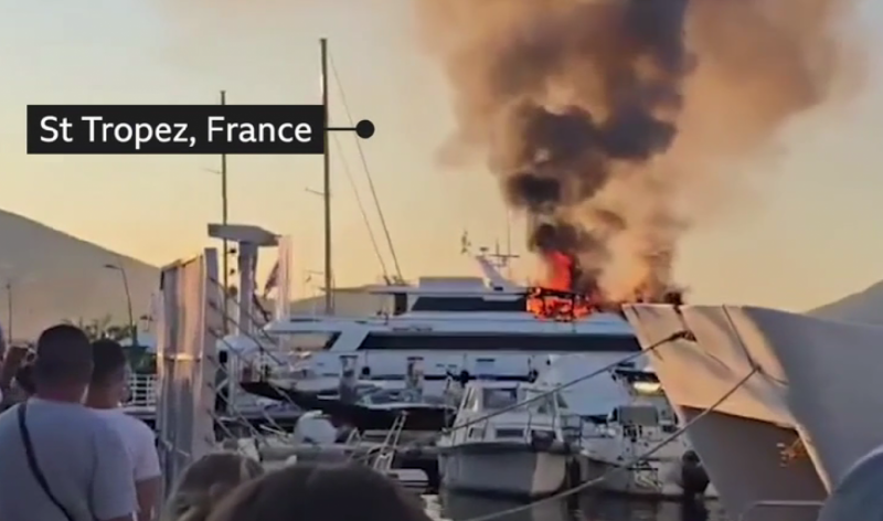 Csütörtök este Saint-Tropez festői kikötőjében egy 41 méteres luxusjacht lángra kapott, felkavarva a nyugodt tengeri táj csendjét.