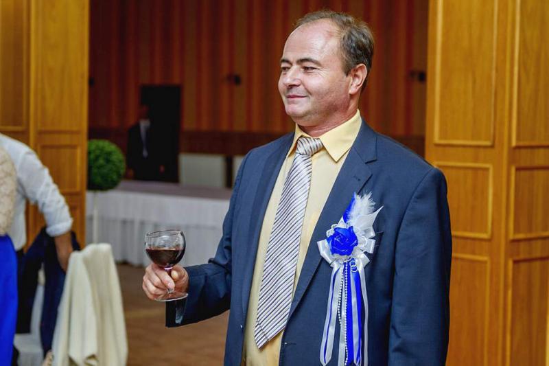 Ha Anti vőfély érkezik, az mindig különleges esemény, tele vidámsággal és fergeteges hangulattal. A hagyományos szokások mellett Anti egyedi stílusával és humorával fűszerezi meg a napot. Mindenki tudja, hogy vele a mulatság garantált, hiszen képes a legu