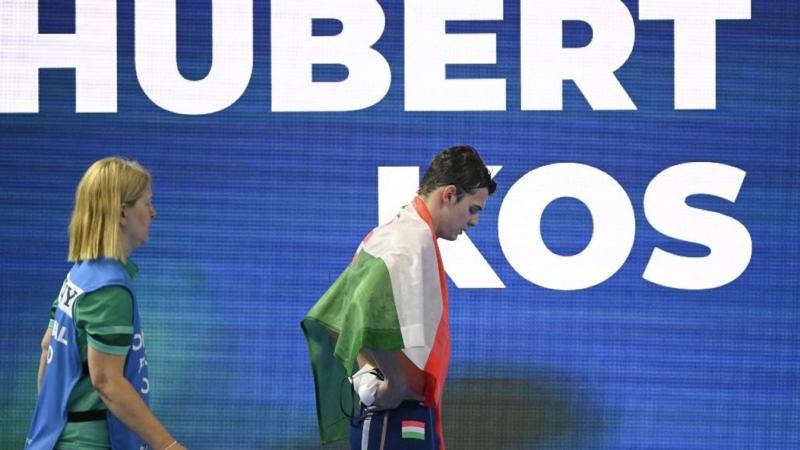 Kós Hubert a világbajnoki győzelme után váratlanul rosszul érezte magát, és szomorúan említette, hogy a magyar zászlója hiányzik tőle.