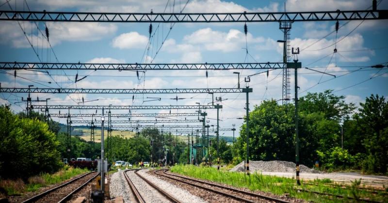 Fejlesztés alatt áll a Debrecen és Balmazújváros közötti vasúti összeköttetés, amely új lehetőségeket teremt a két település közötti közlekedésben.