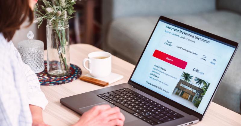 Az Airbnb magyarországi tevékenységei során valószínűleg számos utazót érintett hátrányosan, amiért a Gazdasági Versenyhivatal (GVH) most büntetést szabott ki. A platform népszerűsége miatt tízezrek tapasztalhatták meg, hogy nem minden esetben kapták meg 