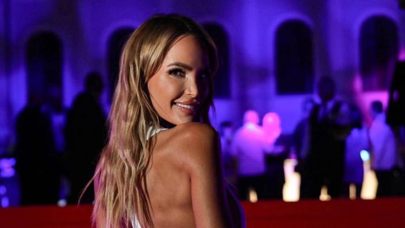 Fantasztikus pillanatok a Miss Balaton idei gáláján: Zimány Linda lenyűgöző, testhez simuló ruhában ragyogott a színpadon! Az exkluzív fotók a rendezvény varázslatos hangulatát örökítették meg.