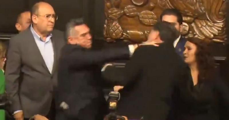 Fantasztikus látványosság zajlott a parlament falai között, ahol a politikai képviselők szenvedélyesen támadták egymást, mintha csak a ringben küzdenének. Az érzelmek feszültsége szinte tapintható volt, ahogy a szavak csatájában nem kímélték egymást.